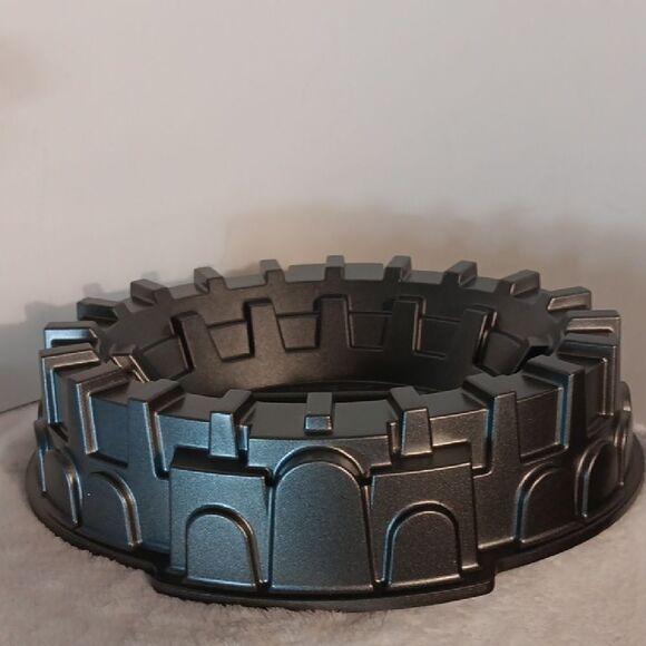 Nordic Ware "Sports Arena" Super Bowl Shaped Bundt / Baking Pan - Picture 1 of 5